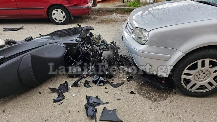 Σύμφωνα με τα πρώτα στοιχεία ο 29χρονος οδηγός της μηχανής τραυματίστηκε από την πτώση στο οδόστρωμα στο πόδι, ευτυχώς όχι σοβαρά.  Στο σημείο βρέθηκε πολύ γρήγορα ασθενοφόρο του ΕΚΑΒ που διακόμισε τον νεαρό δικυκλιστή στα Επείγοντα του Νοσοκομείου Λαμίας για περαιτέρω εξέταση.  Προανάκριση για το συμβάν διενεργεί το Τμήμα Τροχαίας Λαμίας.