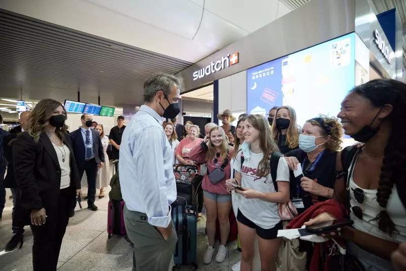 Ο πρωθυπουργός συνομιλεί με νεαρούς τουρίστες