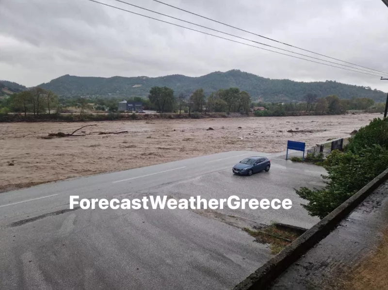 Κατέρρευσε διώροφο κτίριο στο Μουζάκι 