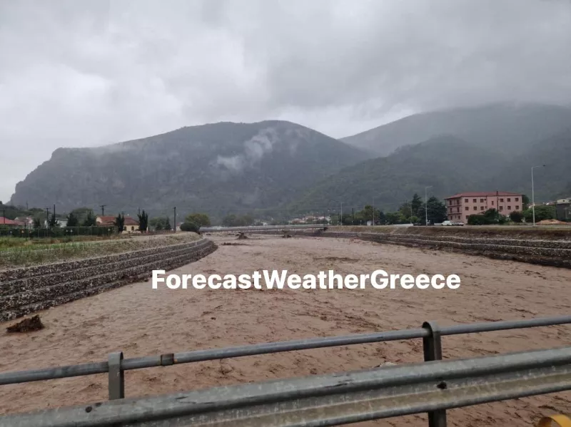 Κατέρρευσε διώροφο κτίριο στο Μουζάκι 
