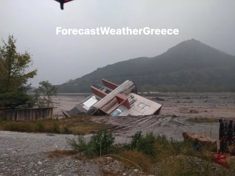 Κατέρρευσε διώροφο κτίριο στο Μουζάκι 