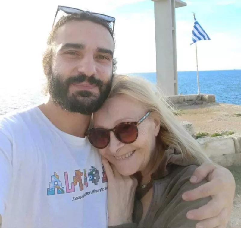 Η Νέλλη Γκίνη με τον γιο της