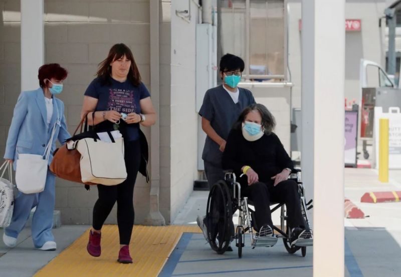 Ο Όζι Όσμπορν κατά την έξοδό του από το νοσοκομείο
