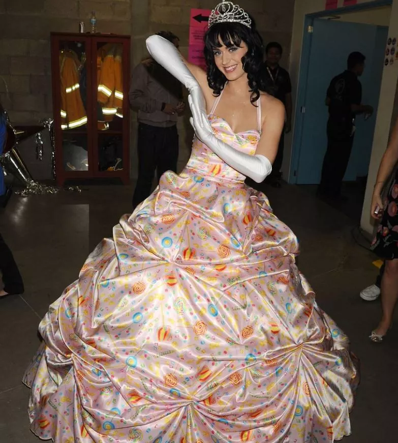 Το πάθος της Katy Perry για τα κοστούμια 