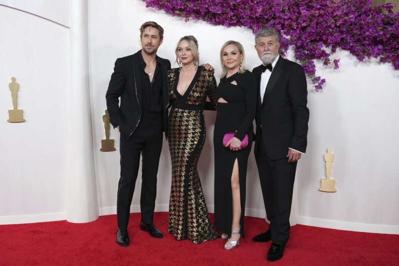 O Ryan Gosling με την οικογένειά του