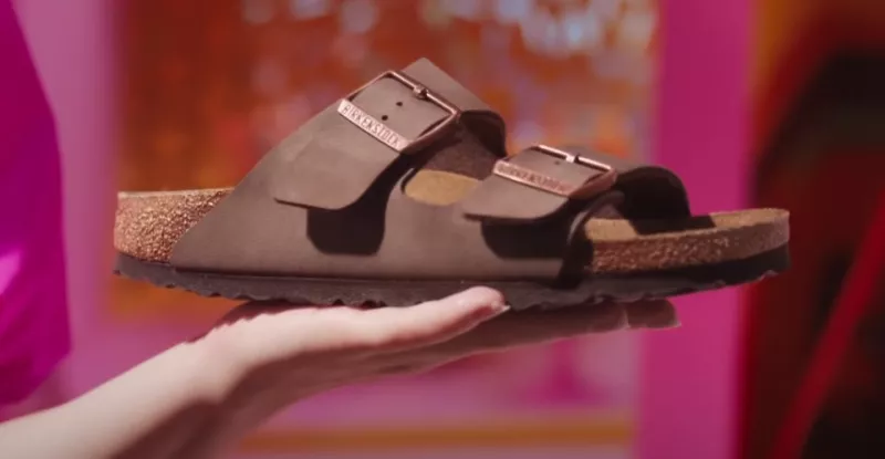 Όλα τα κρυμμένα μηνύματα στην «Barbie»: Από αναφορές σε κούκλες της Mattel μέχρι τα Birkenstock