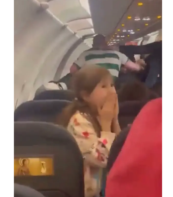Χαμός σε πτήση: Επιβάτης άρχισε να γρονθοκοπεί αεροσυνοδούς και  αστυνομικούς | ΣΚΑΪ