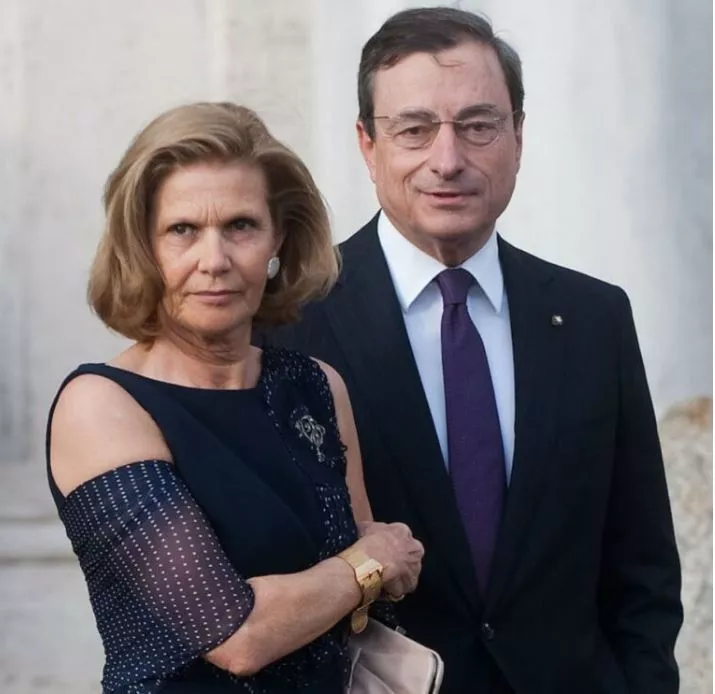 Η σύζυγός του Σερένα Καπέλο