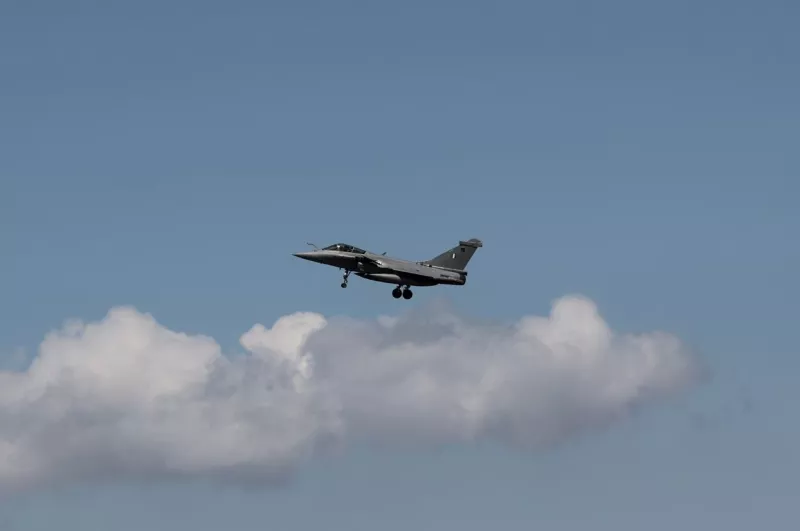 F16