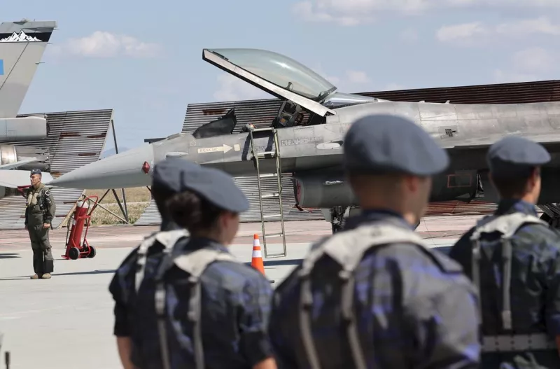 F16