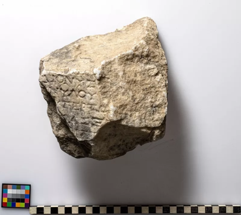1. Θραύσμα λίθινης επιγραφής με φερόμενη προέλευση την Κω (τέλη 3ου-αρχές 2ου αι. π.Χ.)