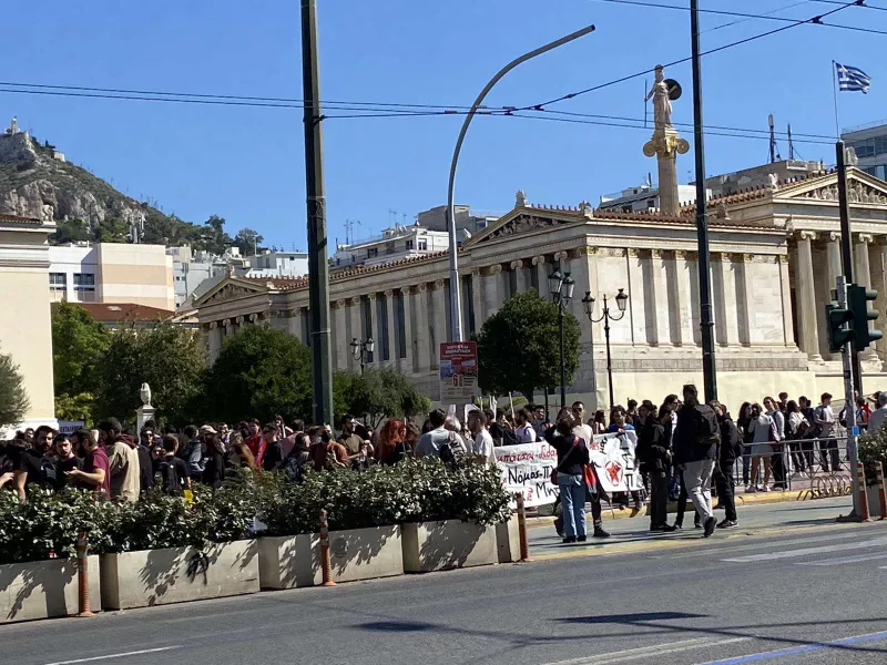Πανεκπαιδευτικό συλλαλητήριο αυτή την ώρα στα Προπύλαια 