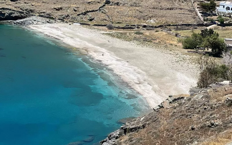 Έρημη η παραλία που επέλεξε η Μακρυπούλια