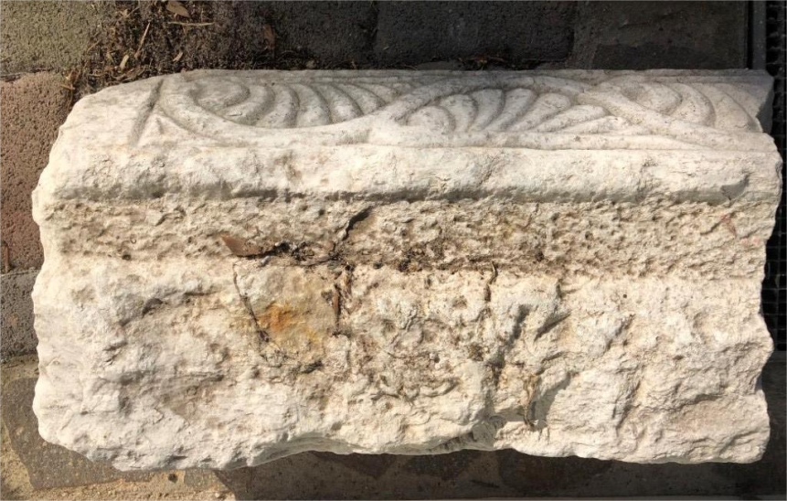 Τμήμα λίθινου επιστυλίου ή υπέρθυρου μεσοβυζαντινών χρόνων (8ος-12ος αι. μ.Χ.). (1)