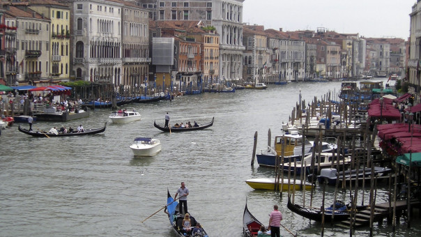 Βενετία: Γονδολιέριδες βουτούν στο κανάλι για να καθαρίσουν τον βυθό από τα απορρίμματα 