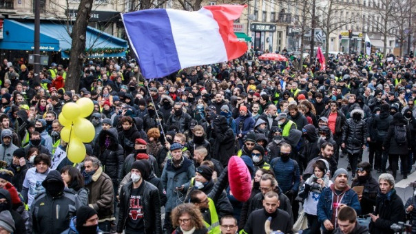 Γαλλία: Διαδηλώσεις στο Παρίσι και άλλες μεγάλες πόλεις για το συνταξιοδοτικό