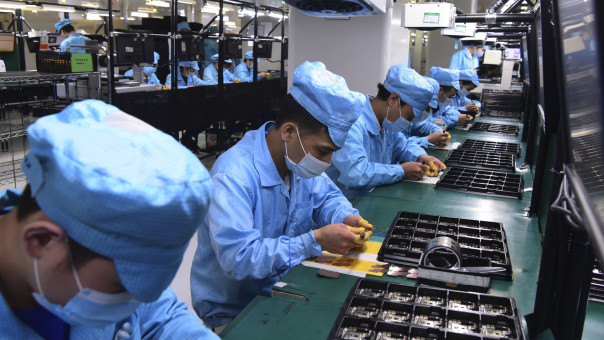 Κίνα: Ανοίγουν ξανά τα εργοστάσια μόνο και μόνο για να απολύσουν τους εργάτες