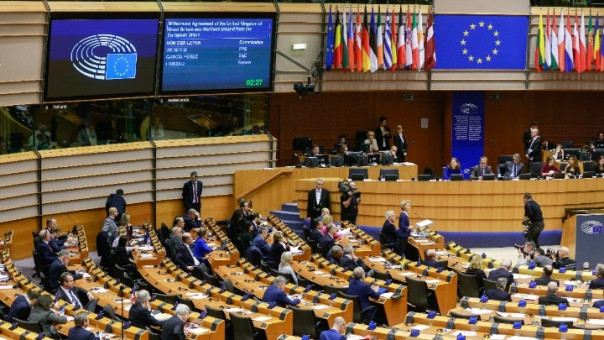 Ευρωκοινοβούλιο σε Κομισιόν: Συνδέστε την εκταμίευση ευρωπαϊκών πόρων με τον σεβασμό στο Κράτος Δικαίου