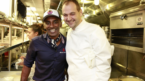ΗΠΑ: Βραβευμένος σεφ μετατρέπει το πανάκριβο εστιατόριό του σε κουζίνα απόρων (pics)