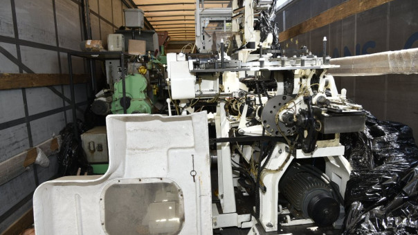 Παράνομο εργοστάσιο τσιγάρων στην Αττική: Σύγχρονα μηχανήματα, νταλίκα και κουκέτες (pics,vid)
