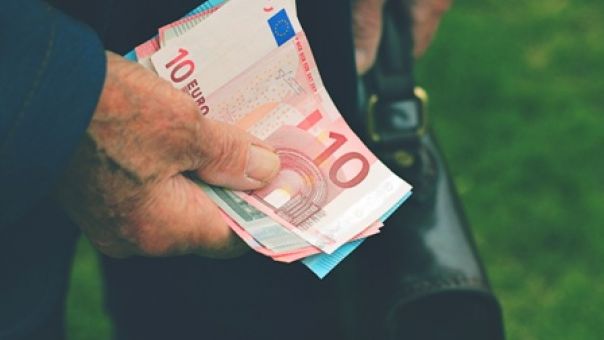 Επίδομα 250 ευρώ: Οι προϋποθέσεις για να το λάβουν μικροσυνταξιούχοι, ΑμεΑ, υγειονομικοί 