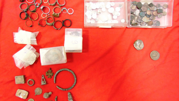Αμύθητους αρχαίους θησαυρούς κατείχε 64χρονος που συνελήφθη στη Δράμα (pics)