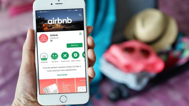 H Airbnb ανακοίνωσε ότι αποχωρεί από την Ρωσία και την Λευκορωσία