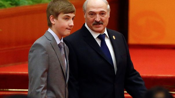 Σοκαριστικά πλάνα: Ο Λουκασένκο οπλισμένος, ο 16χρονος γιος του με στρατιωτική εξάρτυση (vids) 
