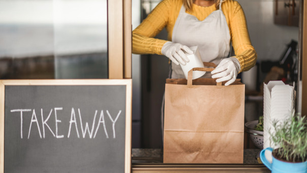 Ανατροπή για take away: Κανονικά η παραλαβή από τα καταστήματα εστίασης και τα Σαββατοκύριακα