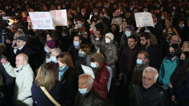 Αρμενία: Χιλιάδες διαδηλωτές στους δρόμους του Γερεβάν κατά της κυβέρνησης