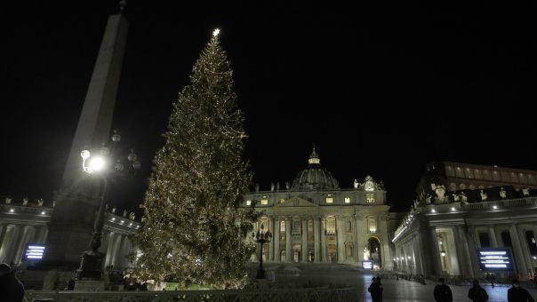 Βατικανό: Φωτίστηκαν το χριστουγεννιάτικο δέντρο και η φάτνη στην πλατεία του Αγίου Πέτρου