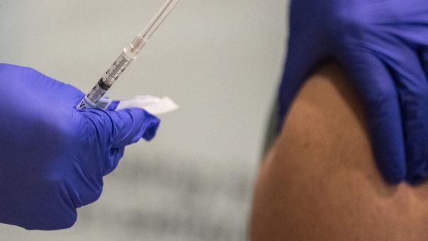 Γαλλία- Εμβόλιο: Διαφωνίες για την προτεραιότητα- Ποιοι θα έπρεπε να προηγούνται τελικά;