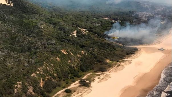 Πυρκαγιά κατακαίει την Νήσο Φρέιζερ, που ανήκει στην Παγκόσμια Κληρονομιά της UNESCO