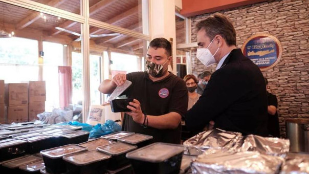 Γεύματα σε άπορους μοίρασε ο Μητσοτάκης σε ταβέρνα στο Κερατσίνι