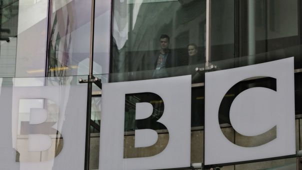 Βρετανία: Το «partygate» του Τζόνσον θέτει σε κίνδυνο το μέλλον του BBC; 