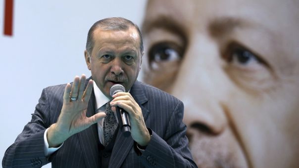 Deutsche Welle: Πώς ο Ερντογάν γαντζώνεται στην εξουσία	