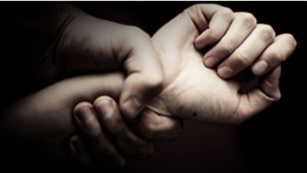 Φρίκη στη Σκιάθο: 20χρονη κατήγγειλε ομαδικό βιασμό από 4 άνδρες