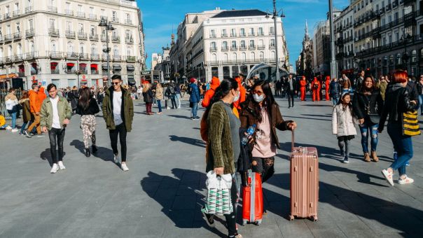 Ποια πανδημία;- Τα πάντα ανοιχτά στην Ισπανία: Γάλλοι συρρέουν σε καφέ, μπαρ της Μαδρίτης