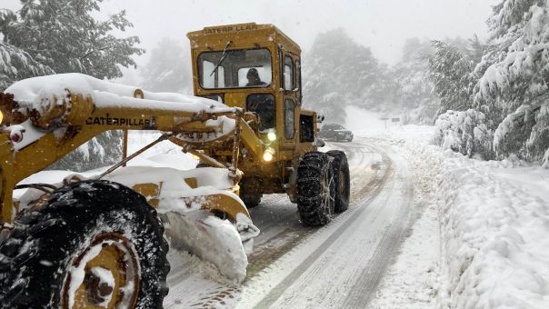 Σε ποιους δρόμους στην Αττική διακόπηκε η κυκλοφορία λόγω χιονόπτωσης-Λίστα