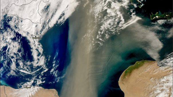 Επιβλητική εικόνα με σύννεφο σκόνης 800 χιλιομέτρων από Αφρική που «αγκαλιάζει» την Ελλάδα 