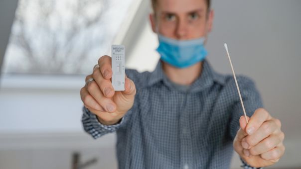 Προειδοποίηση από FDA: Μη χρησιμοποιείτε τα γρήγορα self test στον λαιμό αντί για μύτη