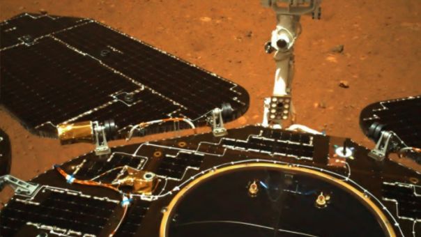 Άρης: Το κινεζικό ρόβερ κινήθηκε για πρώτη φορά πάνω στην επιφάνεια του πλανήτη