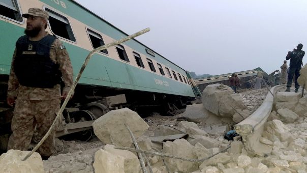 Πακιστάν: Τους 63 έφτασαν οι νεκροί από τον εκτροχιασμό και τη σύγκρουση τρένων 