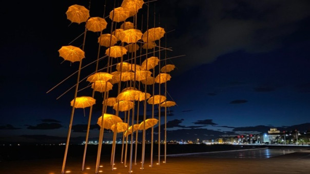 Θεσσαλονίκη: Πορτοκαλί οι «Ομπρέλες» για το μελάνωμα και τον καρκίνο του δέρματος