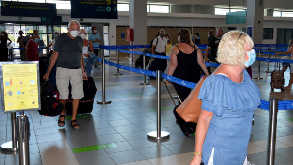 Κορωνοϊός: Επισκέπτες από Βρετανία και Δανία στην Ελλάδα μόνο με PCR 48 ωρών