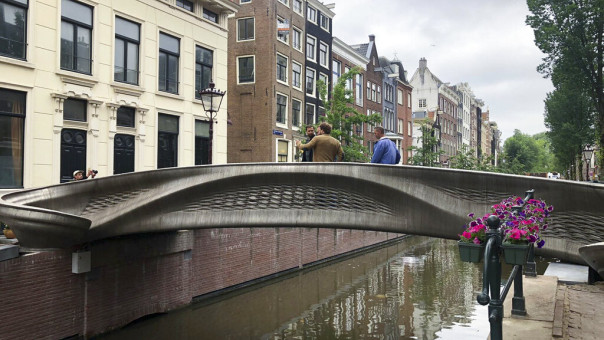 Η πρώτη ατσάλινη 3D-printed γέφυρα του κόσμου βρίσκεται στο Άμστερνταμ (pics+vid)