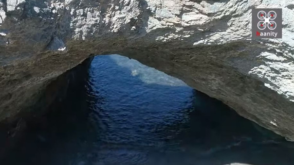 Μοναδικό! Η ελληνική παραλία μέσα σε κρατήρα- Βγαίνει στη θάλασσα με πέτρινη καμάρα (vid)