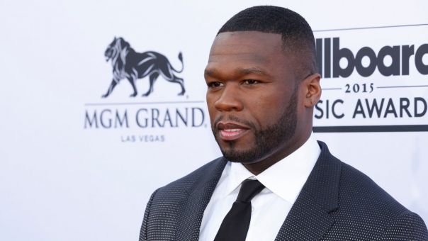 Ο ράπερ 50 Cent αποκάλυψε ότι η μαμά του έβαζε παιχνίδια σε κάλτσες για να του φτιάχνει όπλα!