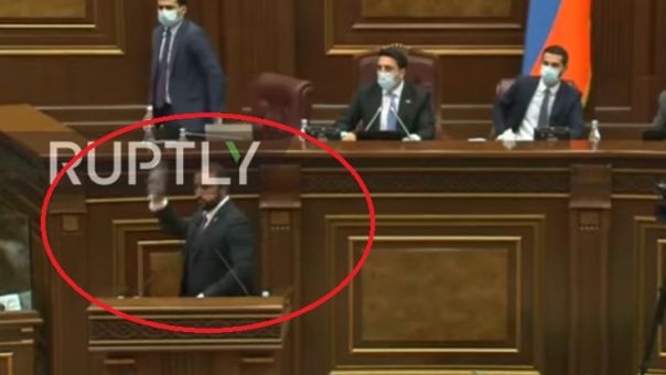 Αρμενία: Ρινγκ η Βουλή – Ξύλο και ρίψη μπουκαλιών (video)