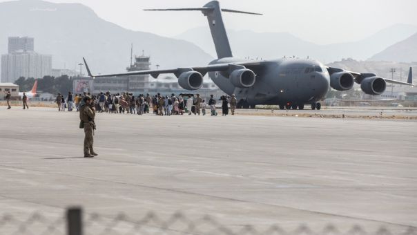 Αφγανιστάν: Άνοιξε το αεροδρόμιο της Καμπούλ για αποστολή βοήθειας- Σύντομα και πολιτικές πτήσεις